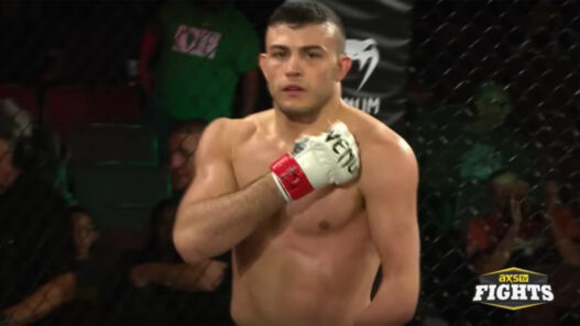 Nick Powell, une seule main et aux portes de l’UFC