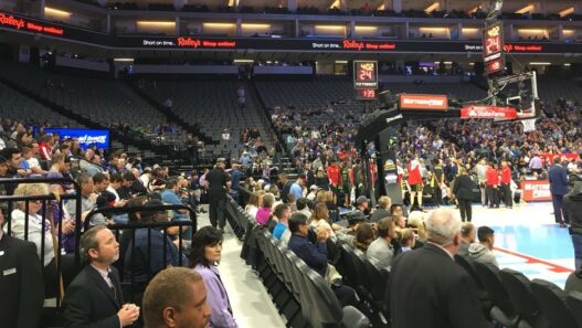 En parallèle d’une protestation en mémoire de Stephon Clark, abattu par la police de Sacramento, les Kings ont joué dans une salle presque vide