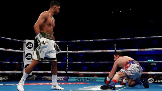 Pour son grand retour, Amir Khan explose Phil Lo Greco en 39 secondes