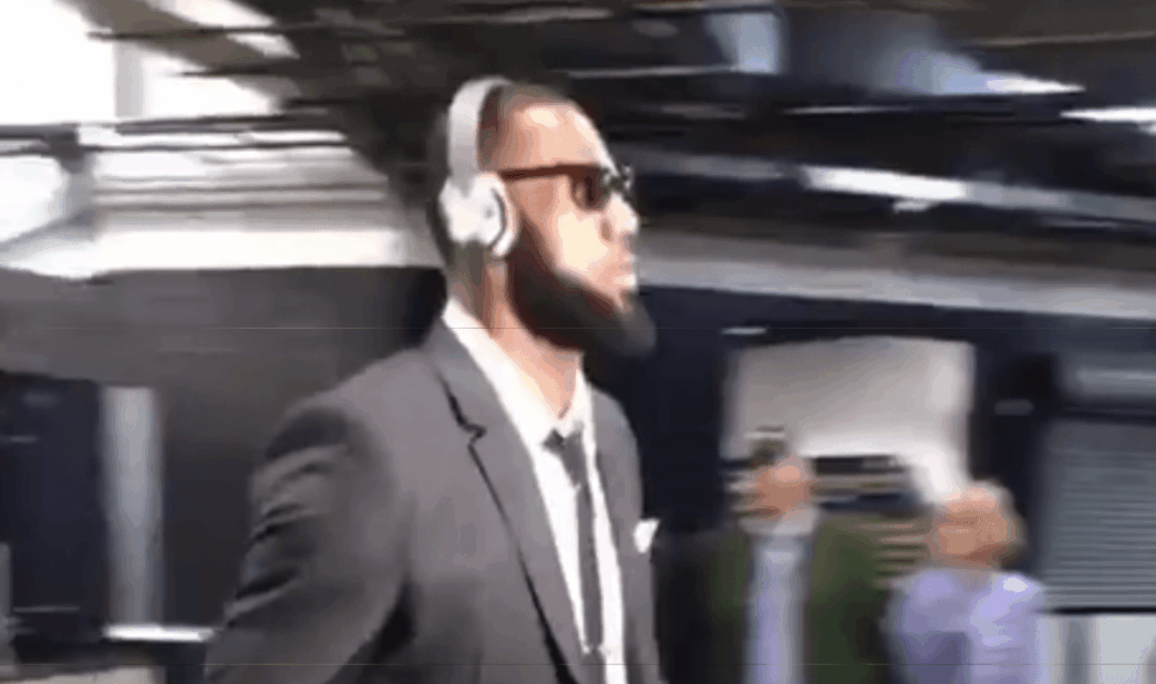 En mode Men in Black, les Cavs débarquent en noir pour le Game 4