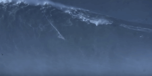 Rodrigo Koxa ride la vague la plus grande du monde !