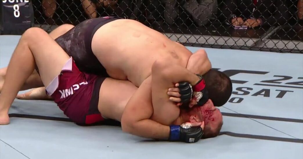 Oleinik réussit la deuxième Ezekiel Choke de l’histoire de l’UFC