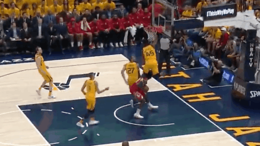 Donovan Mitchell part au contre…saute par dessus Capela