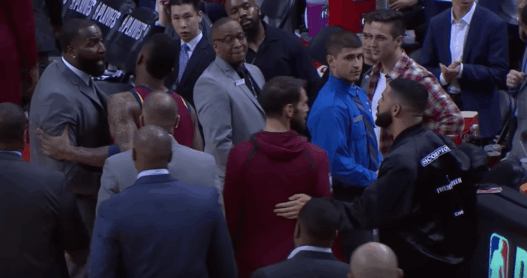 Drake se chauffe avec Kendrick Perkins pendant le Game 1
