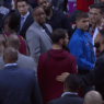 Drake se chauffe avec Kendrick Perkins pendant le Game 1