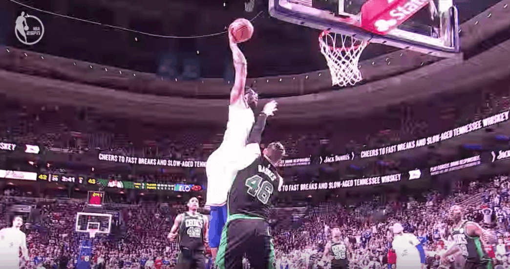 Ben Simmons claque la passe dans le dos, Embiid démonte Baynes