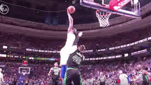 Ben Simmons claque la passe dans le dos, Embiid démonte Baynes