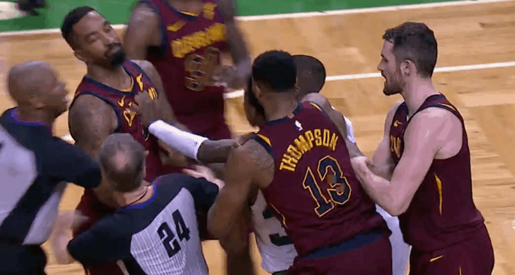 JR Smith fait une flagrante, s’embrouille avec Smart puis se fait insulter