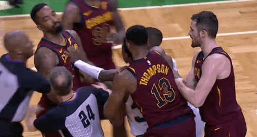 JR Smith fait une flagrante, s’embrouille avec Smart puis se fait insulter