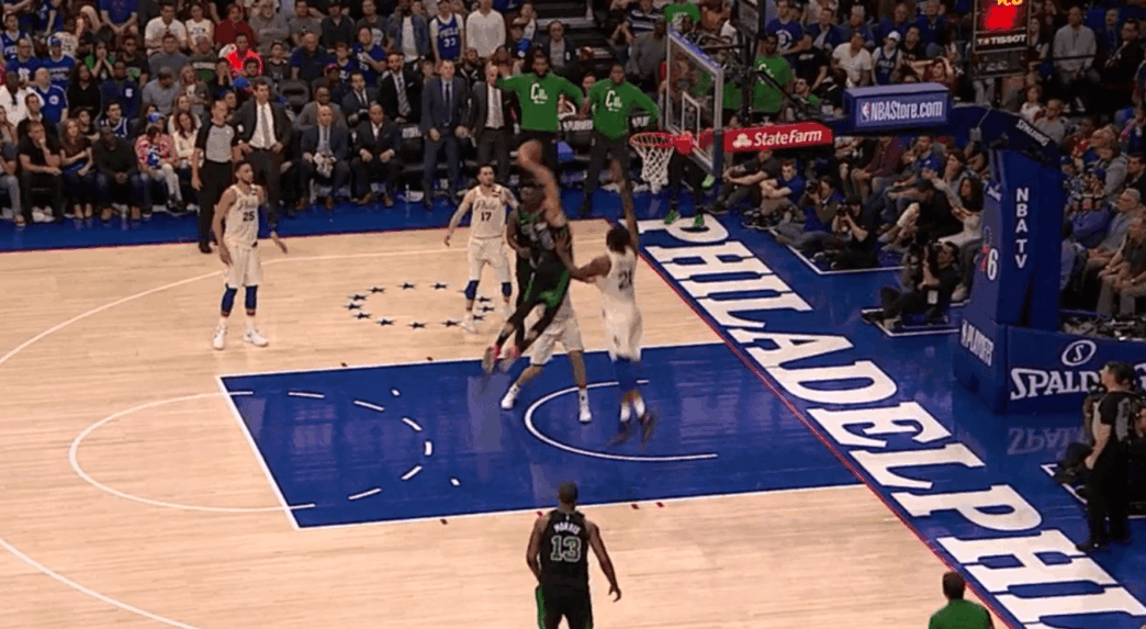 Jayson Tatum a failli claquer le poster de l’année sur Embiid