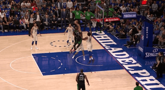 Jayson Tatum a failli claquer le poster de l’année sur Embiid