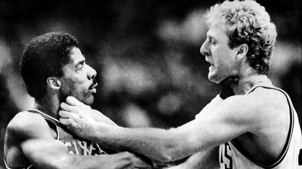 La baston de légende entre Larry Bird et Julius Erving