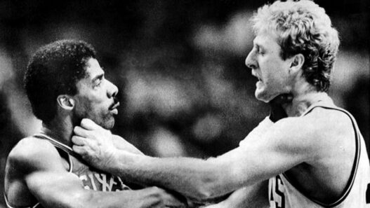 La baston de légende entre Larry Bird et Julius Erving