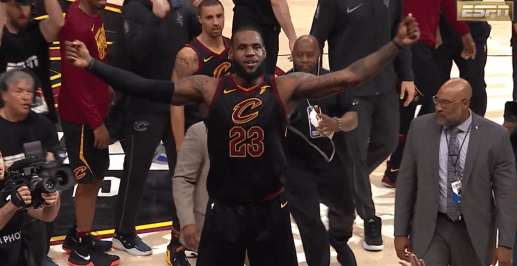 LeBron James s’offre les Raptors au buzzer !