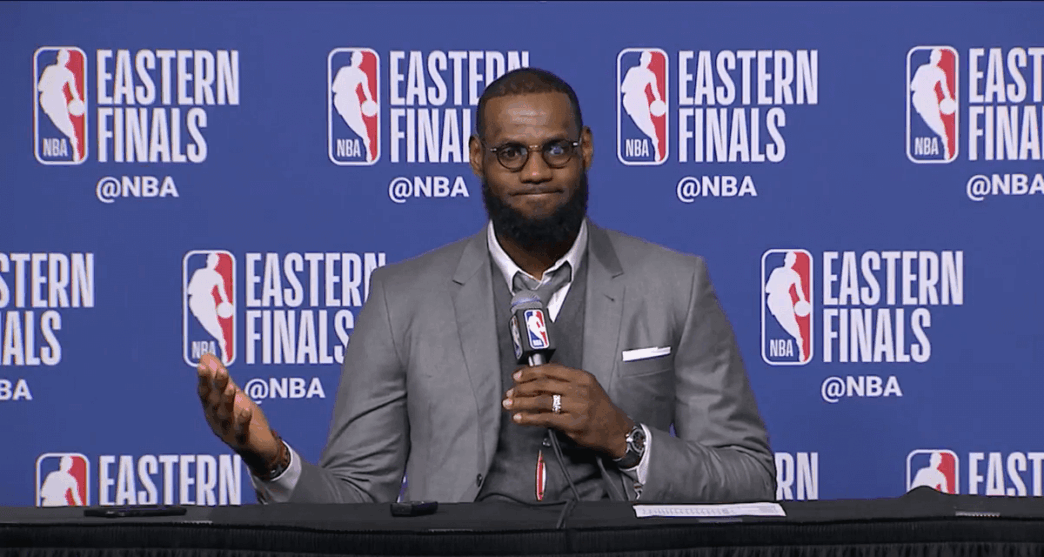 Une journaliste demande à LeBron ce qui n’a pas été dans le 4e quart