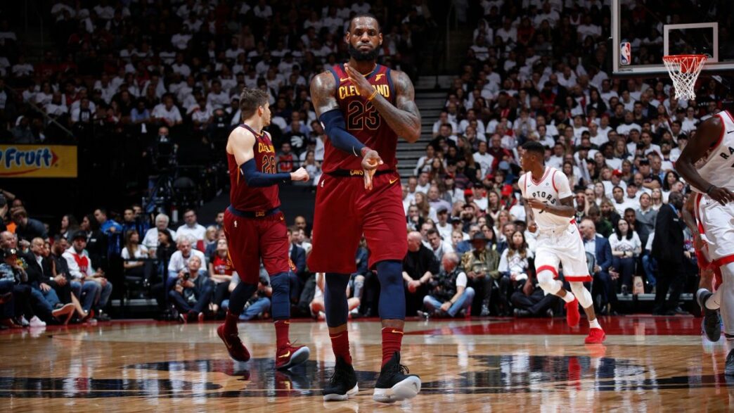 LeBron James intouchable pour le Game 2 et les Cavs dominent Toronto !