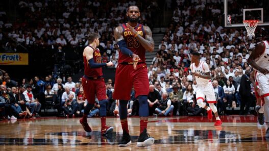 LeBron James intouchable pour le Game 2 et les Cavs dominent Toronto !
