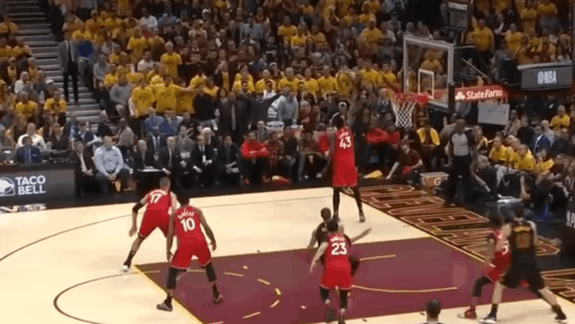 LeBron James réussit un tir impossible, derrière la planche