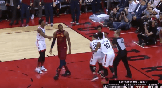 LeBron dégage VanVleet, qui doit être retenu par ses coéquipiers