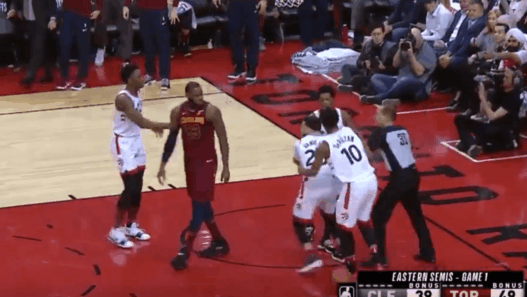 LeBron dégage VanVleet, qui doit être retenu par ses coéquipiers