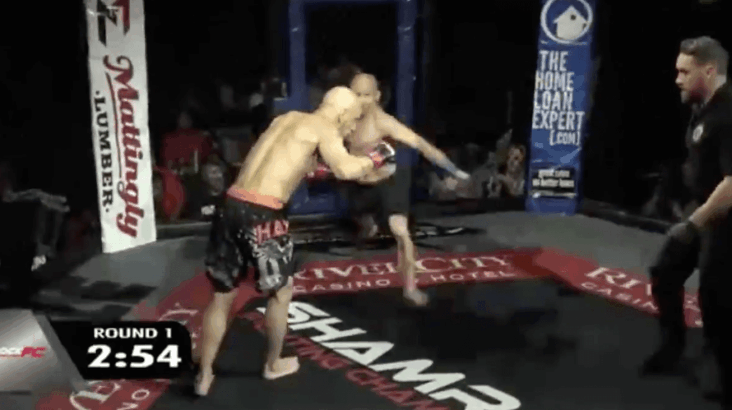 Après 10 secondes, Steve Mutzu se prend un sale KO