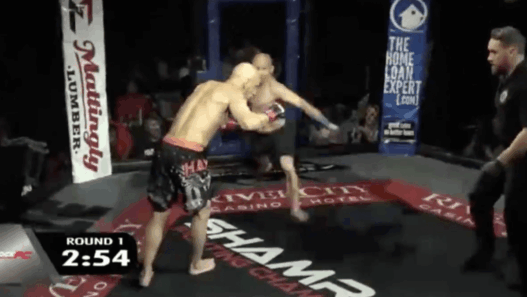 Après 10 secondes, Steve Mutzu se prend un sale KO