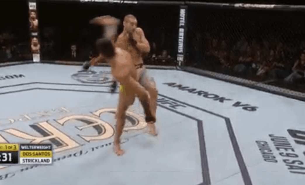 Façon capoeira, dos Santos claque le KO avec un wheel kick de l'espace