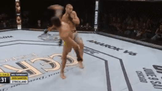 Façon capoeira, dos Santos claque le KO avec un wheel kick de l'espace