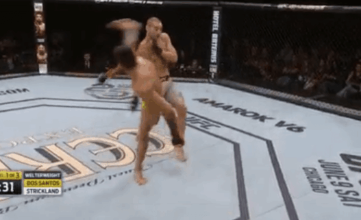 Façon capoeira, dos Santos claque le KO avec un wheel kick de l'espace