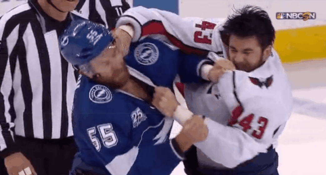 Énorme baston lors du Game 7 entre le Lightning et les Capitals