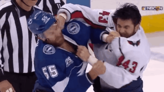 Énorme baston lors du Game 7 entre le Lightning et les Capitals