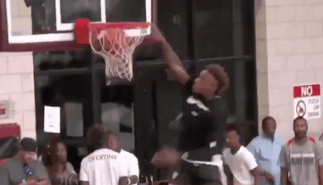 Très actif sur les parquets américains cet été, LeBron "Bronny" James Jr. vient de réussir son tout premier dunk.