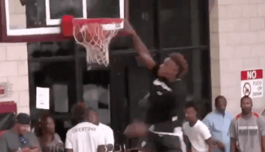 Très actif sur les parquets américains cet été, LeBron "Bronny" James Jr. vient de réussir son tout premier dunk.