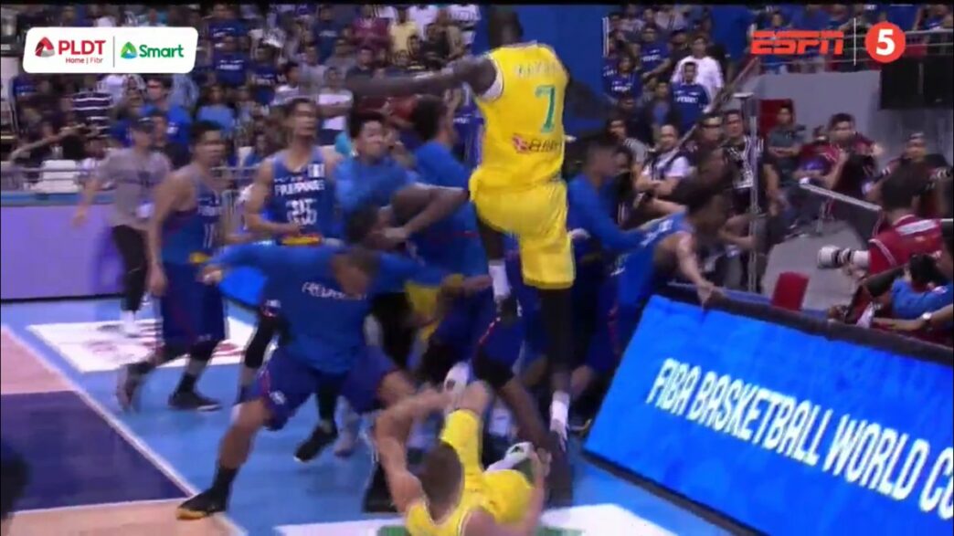 Thon Maker pète un câble lors d'une baston générale