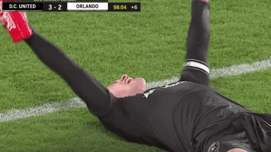 Sauvetage et passe décisive de 40m - l'action magique de Wayne Rooney à la 96e