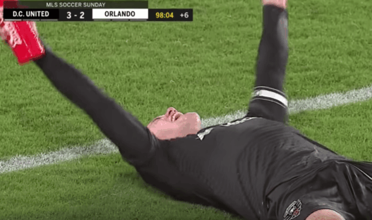 Sauvetage et passe décisive de 40m - l'action magique de Wayne Rooney à la 96e