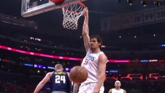 Boban Marjanovic claque le poster sans sauter, casse le panier