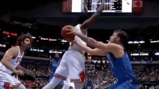 Luka Doncic fait la totale à Justin Holiday, les Mavs gagnent encore !