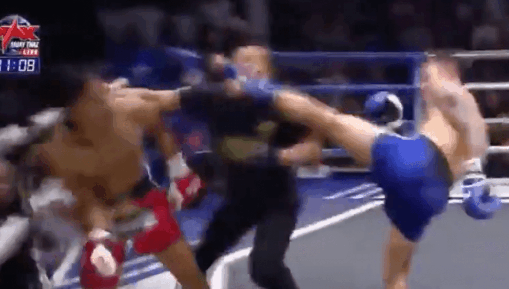Un combattant met KO son adversaire et l'arbitre en Muay Thai