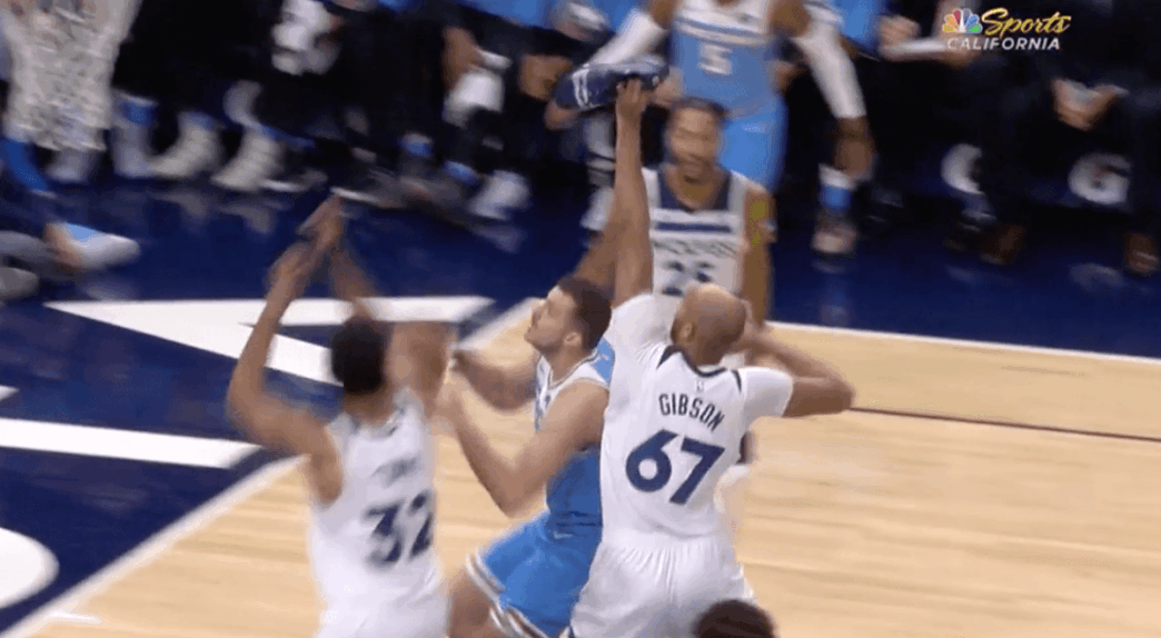 Maintenant, Taj Gibson défend avec ses chaussures