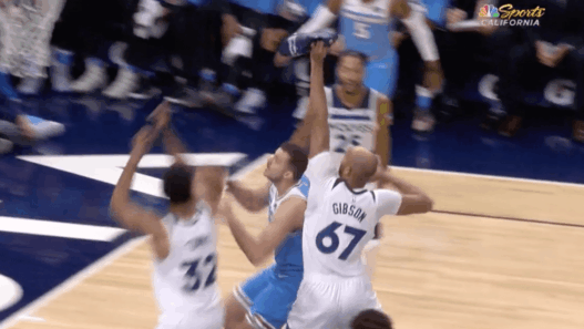 Maintenant, Taj Gibson défend avec ses chaussures