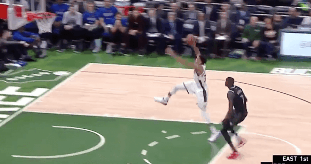 NBA Playoffs - Giannis dunke quasiment de la ligne de lancer, les Bucks régalent