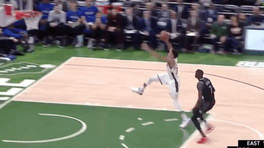 NBA Playoffs - Giannis dunke quasiment de la ligne de lancer, les Bucks régalent
