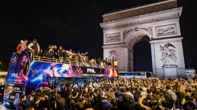 En mode champion du monde - le parade de PNL sur les Champs Elysées