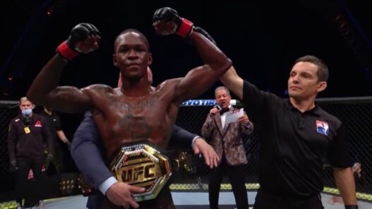 Israel Adesanya avant Robert Whittaker