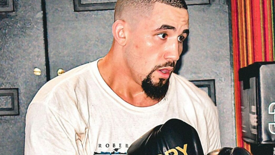 Robert Whittaker appr&eacute;cie se battre sans public