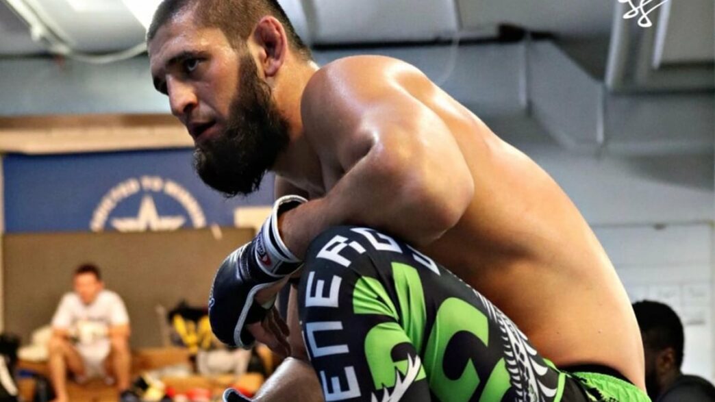 Henry Cejudo mise sur Khamzat Chimaev plut&ocirc;t qu'Israel Adesanya