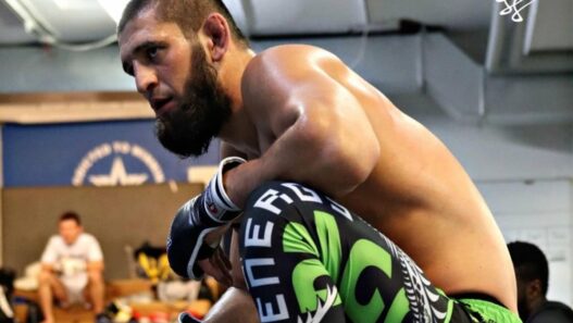 Henry Cejudo mise sur Khamzat Chimaev plutôt qu'Israel Adesanya