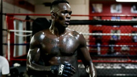 Israel Adesanya, pas suffisamment mit en avant par l'organisation