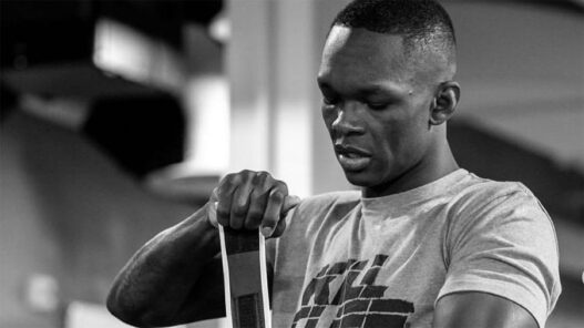 Robert Whittaker, "pas un type bien" pour Israel Adesanya